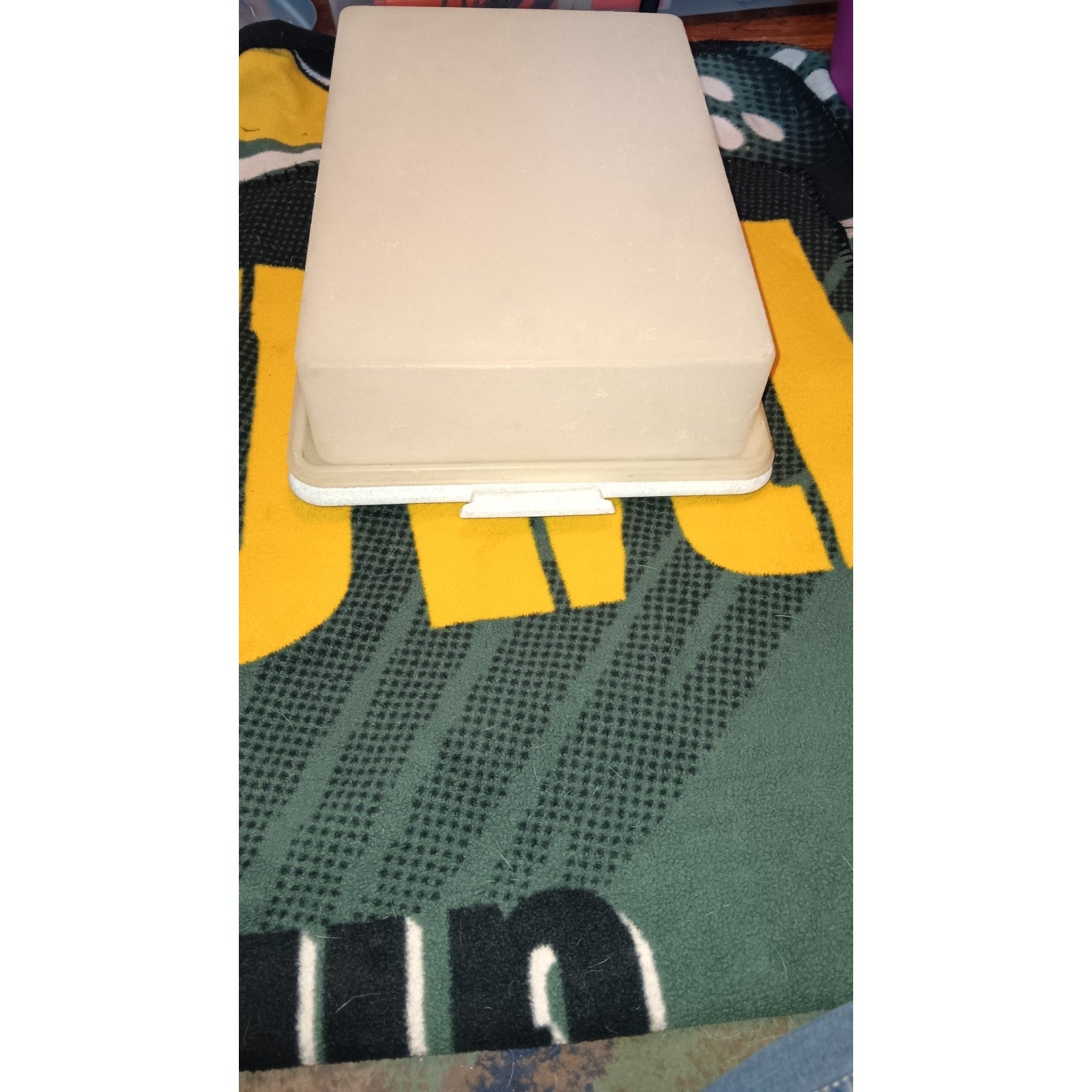 TUPPERWARE Rectangular Cake Taker 13 x 9 White Speckled Base & Lid