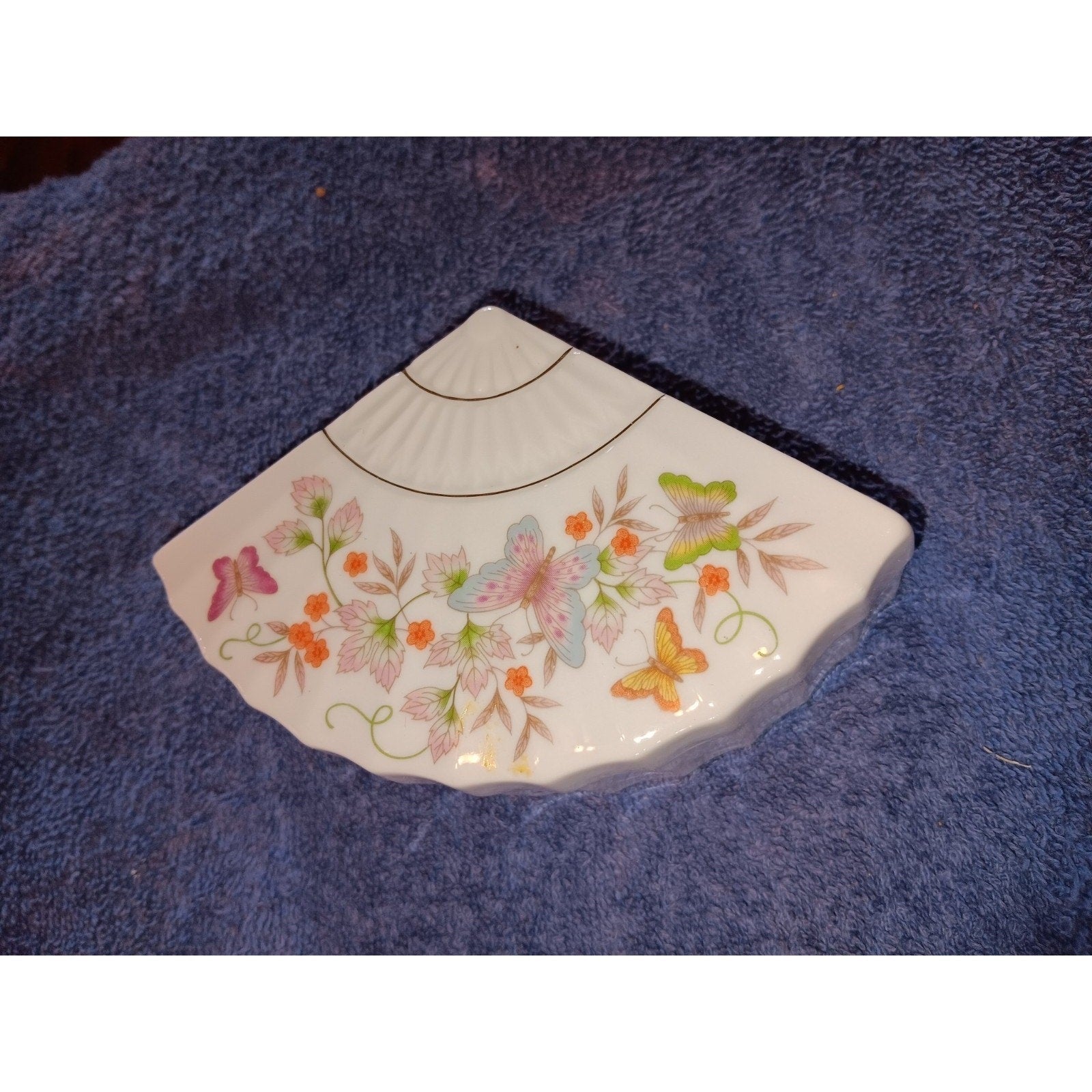 Vintage 1980 Avon White Porcelain Fan Shaped Butterfly Trinket Box w/ Flowers