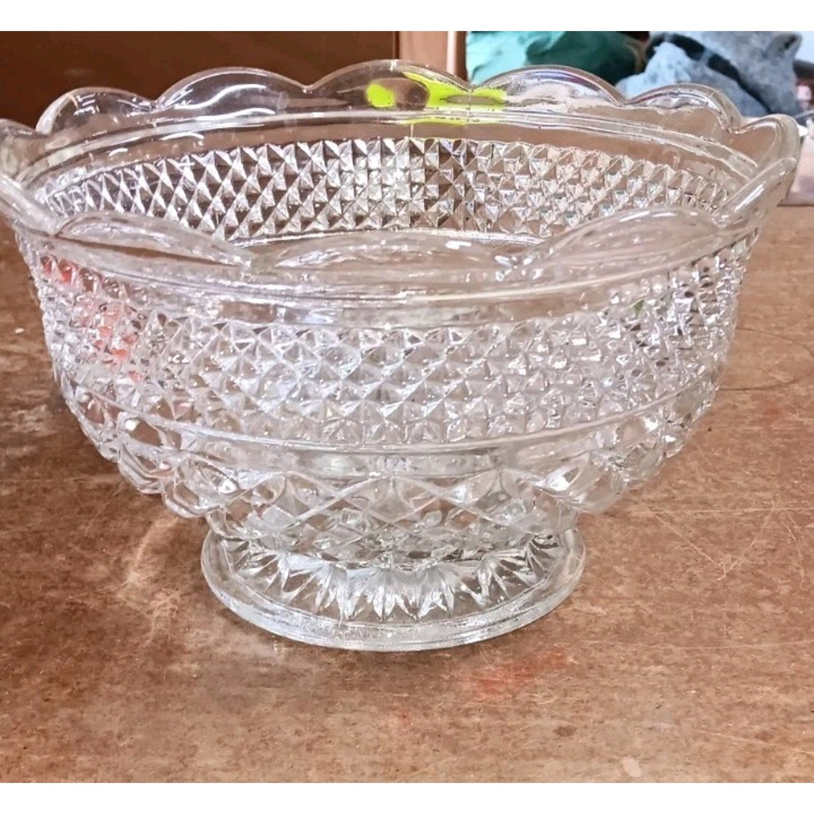 SALAD BOWL 10 INCH SCALLOPPED EDGE PEDESTAL BASE