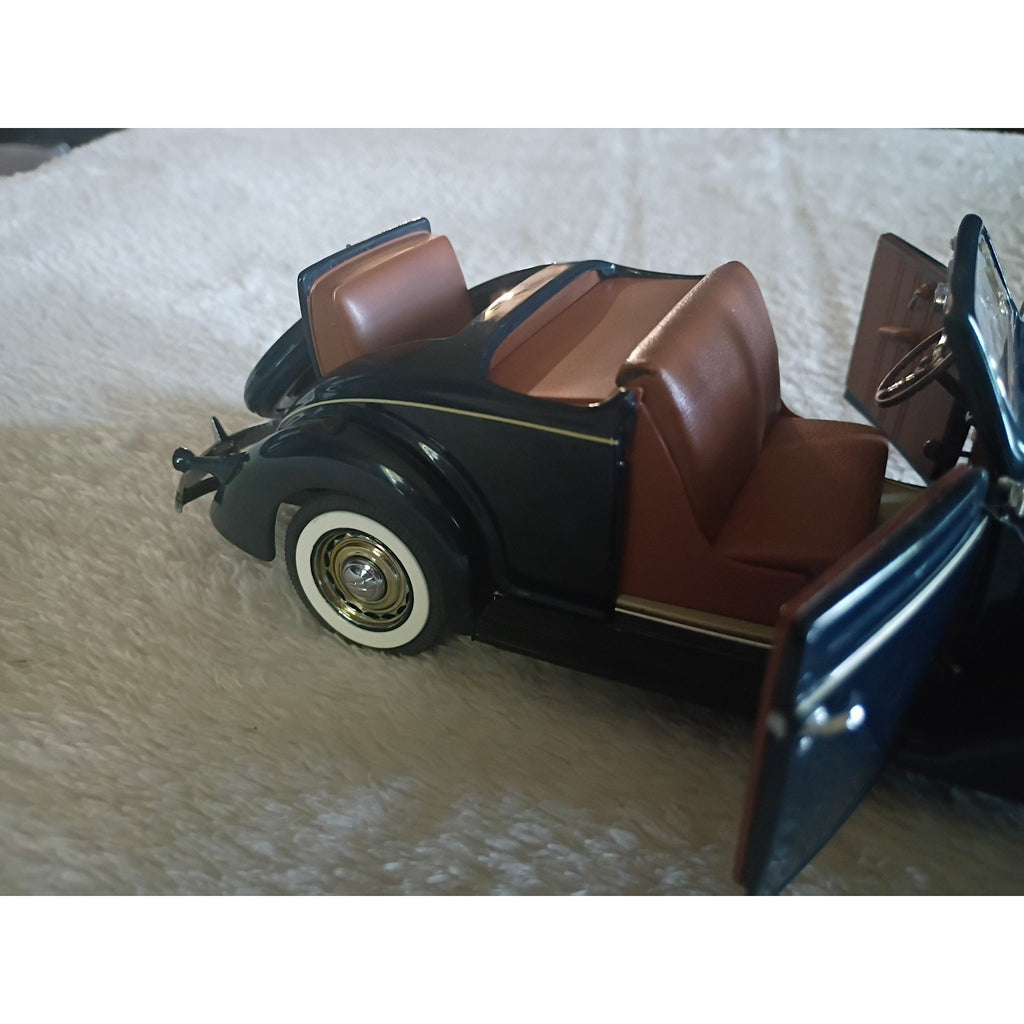 Danbury Mint 1:24 Scale Diecast 1936 Ford Deluxe Cabriolet with Box/Title NM
