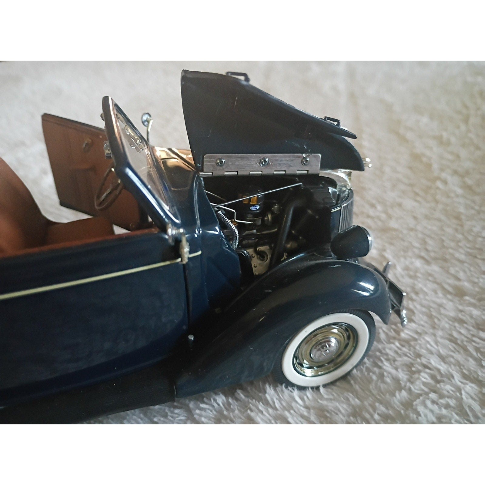 Danbury Mint 1:24 Scale Diecast 1936 Ford Deluxe Cabriolet with Box/Title NM