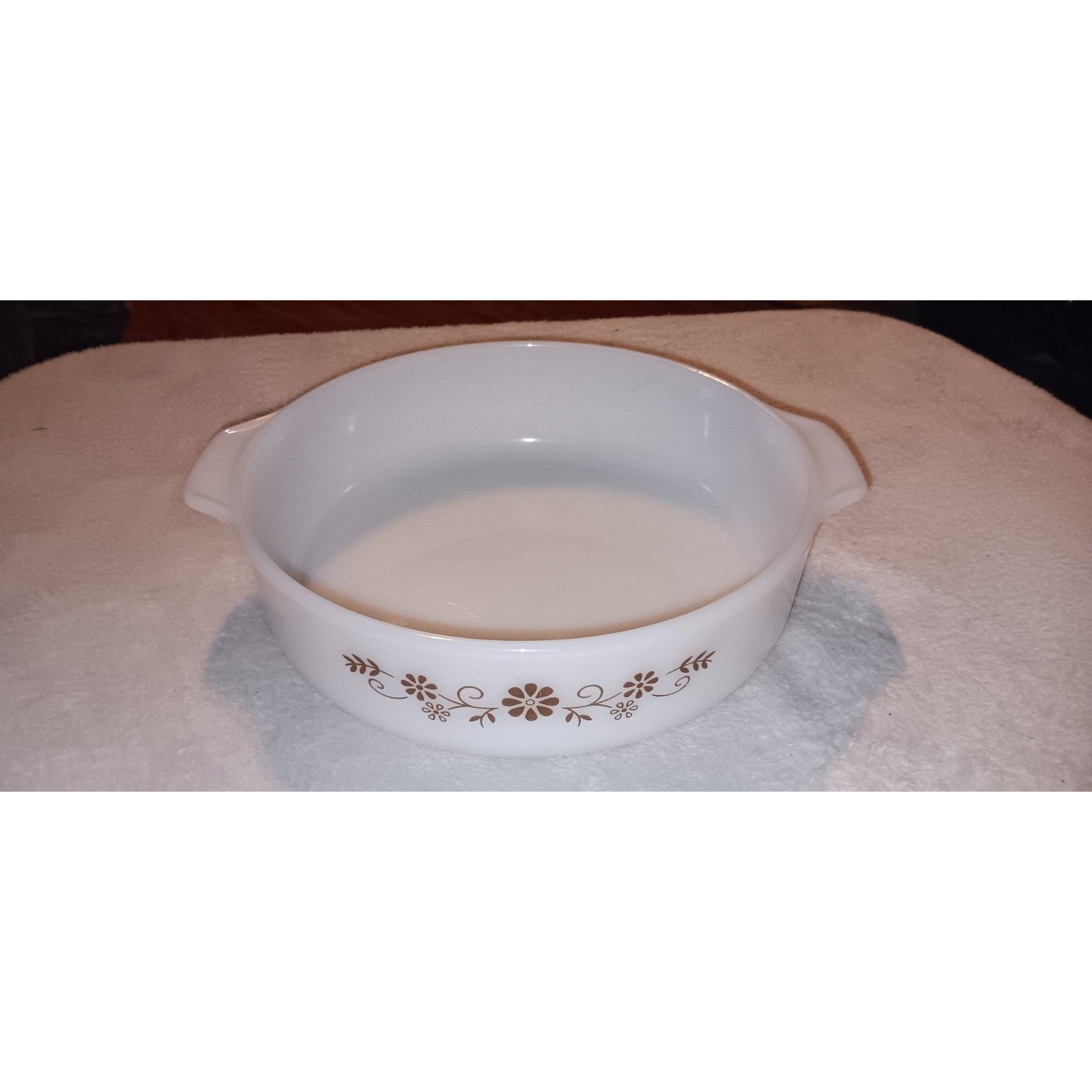 L@@k: Vintage Dynaware Pyr-O-Rey Round 8" Casserole Dish Brown Daisy Milk Glass