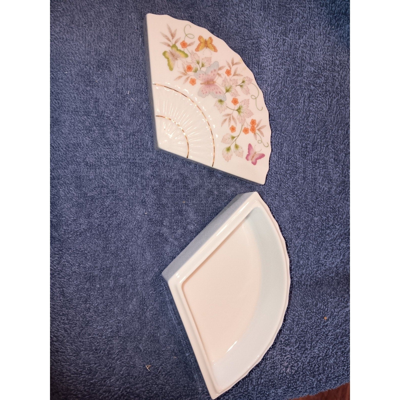 Vintage 1980 Avon White Porcelain Fan Shaped Butterfly Trinket Box w/ Flowers