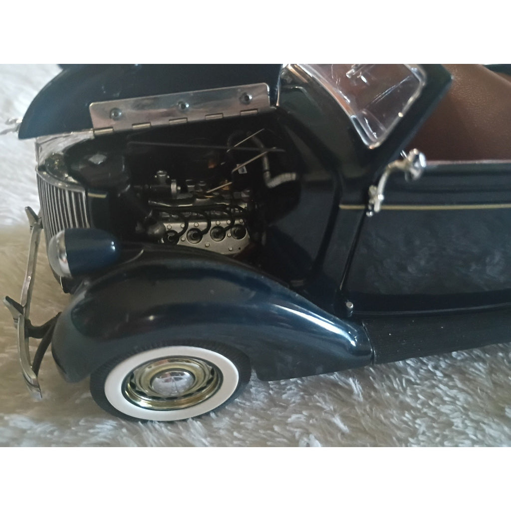 Danbury Mint 1:24 Scale Diecast 1936 Ford Deluxe Cabriolet with Box/Title NM