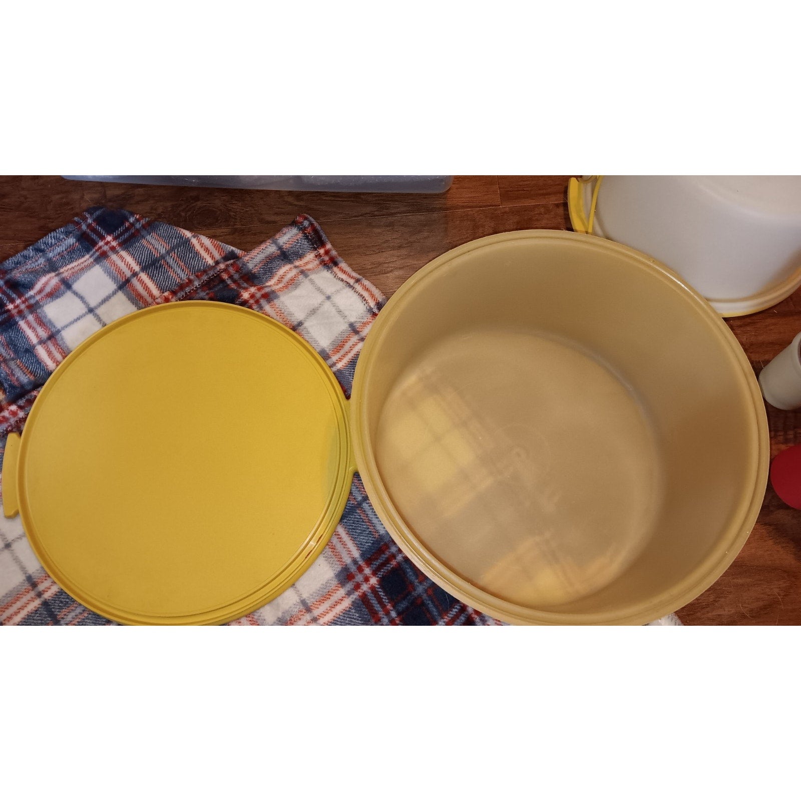 Vtg Tupperware 12" Cake Taker Carrier Harvest Yellow