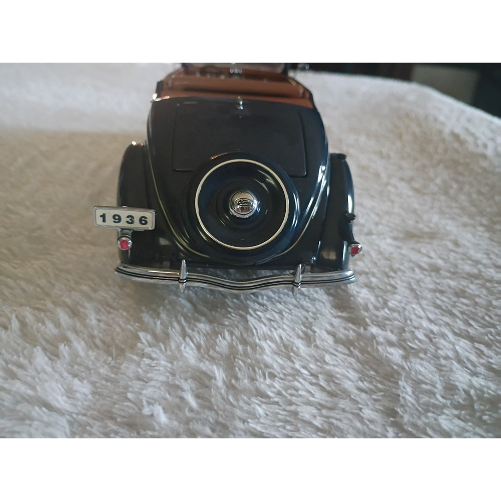 Danbury Mint 1:24 Scale Diecast 1936 Ford Deluxe Cabriolet with Box/Title NM