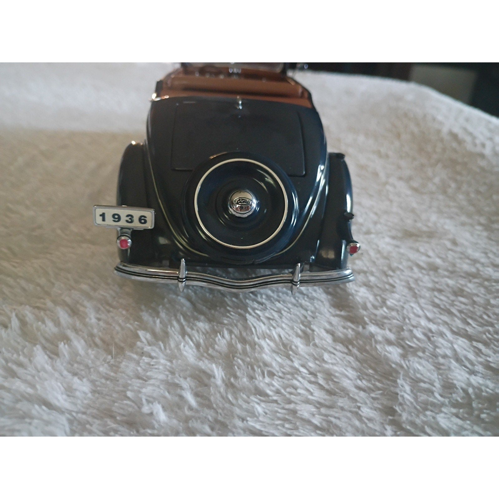 Danbury Mint 1:24 Scale Diecast 1936 Ford Deluxe Cabriolet with Box/Title NM