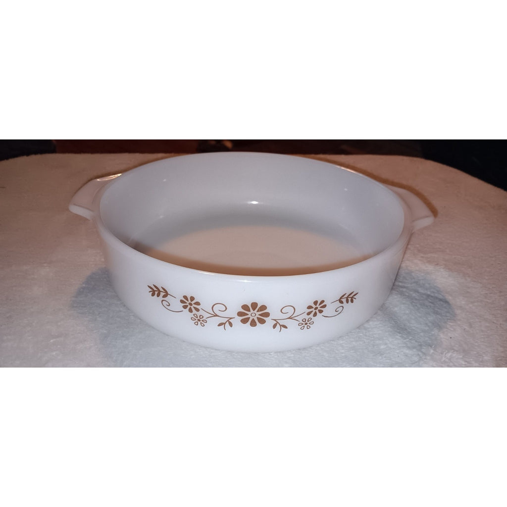 L@@k: Vintage Dynaware Pyr-O-Rey Round 8" Casserole Dish Brown Daisy Milk Glass