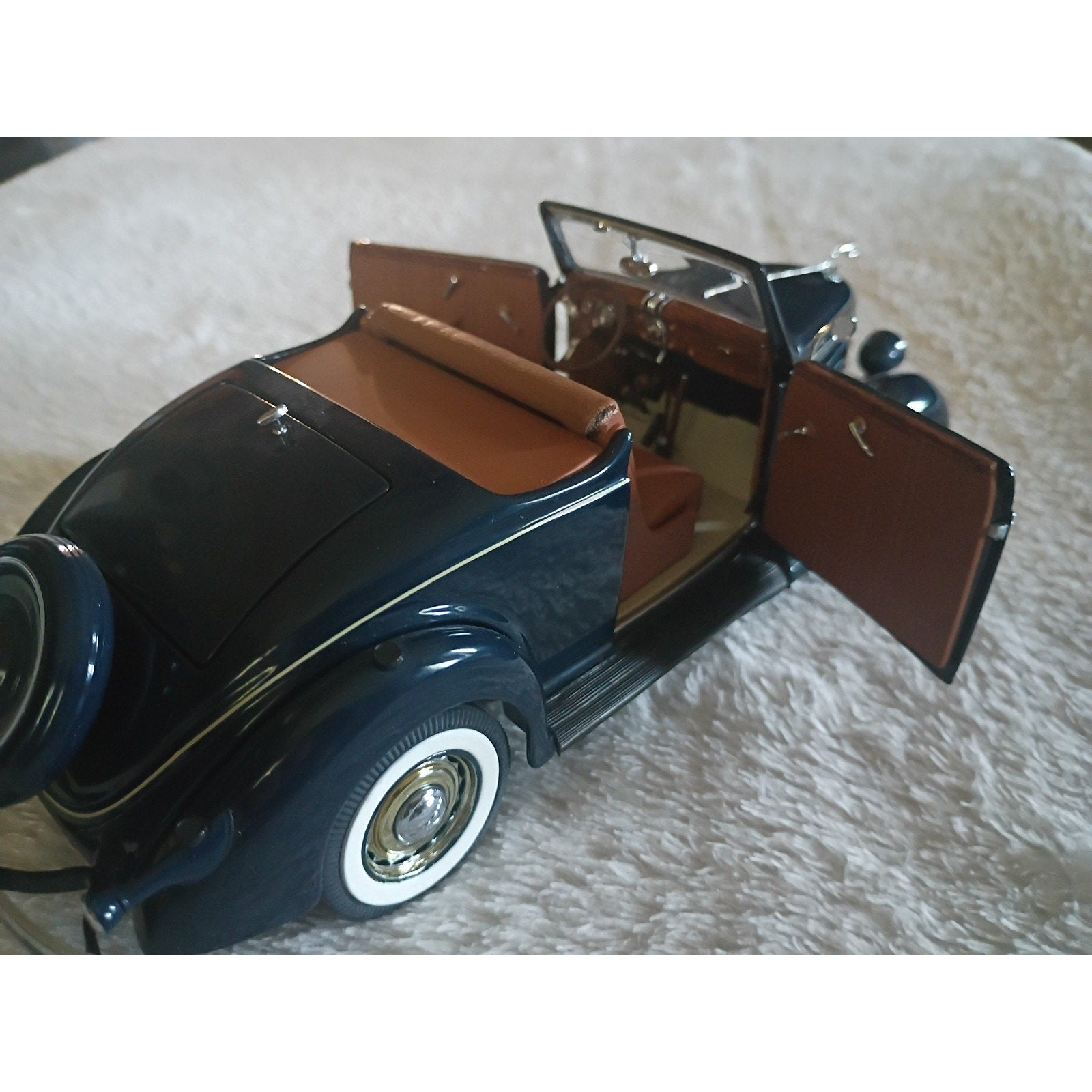 Danbury Mint 1:24 Scale Diecast 1936 Ford Deluxe Cabriolet with Box/Title NM