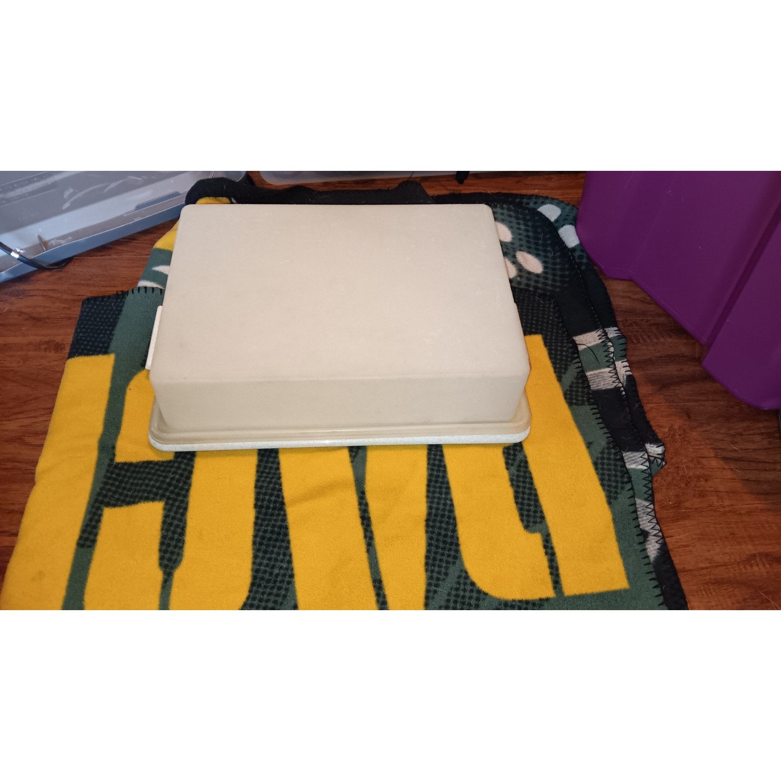 TUPPERWARE Rectangular Cake Taker 13 x 9 White Speckled Base & Lid