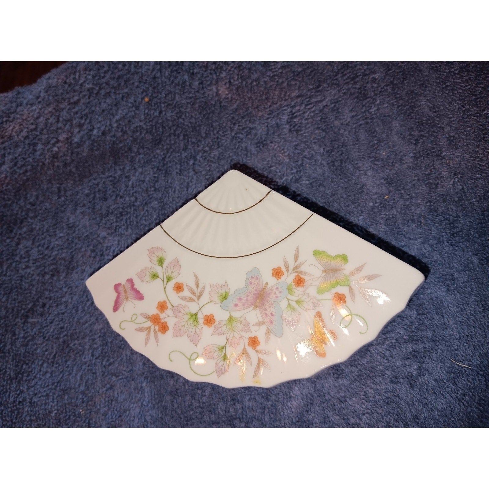 Vintage 1980 Avon White Porcelain Fan Shaped Butterfly Trinket Box w/ Flowers