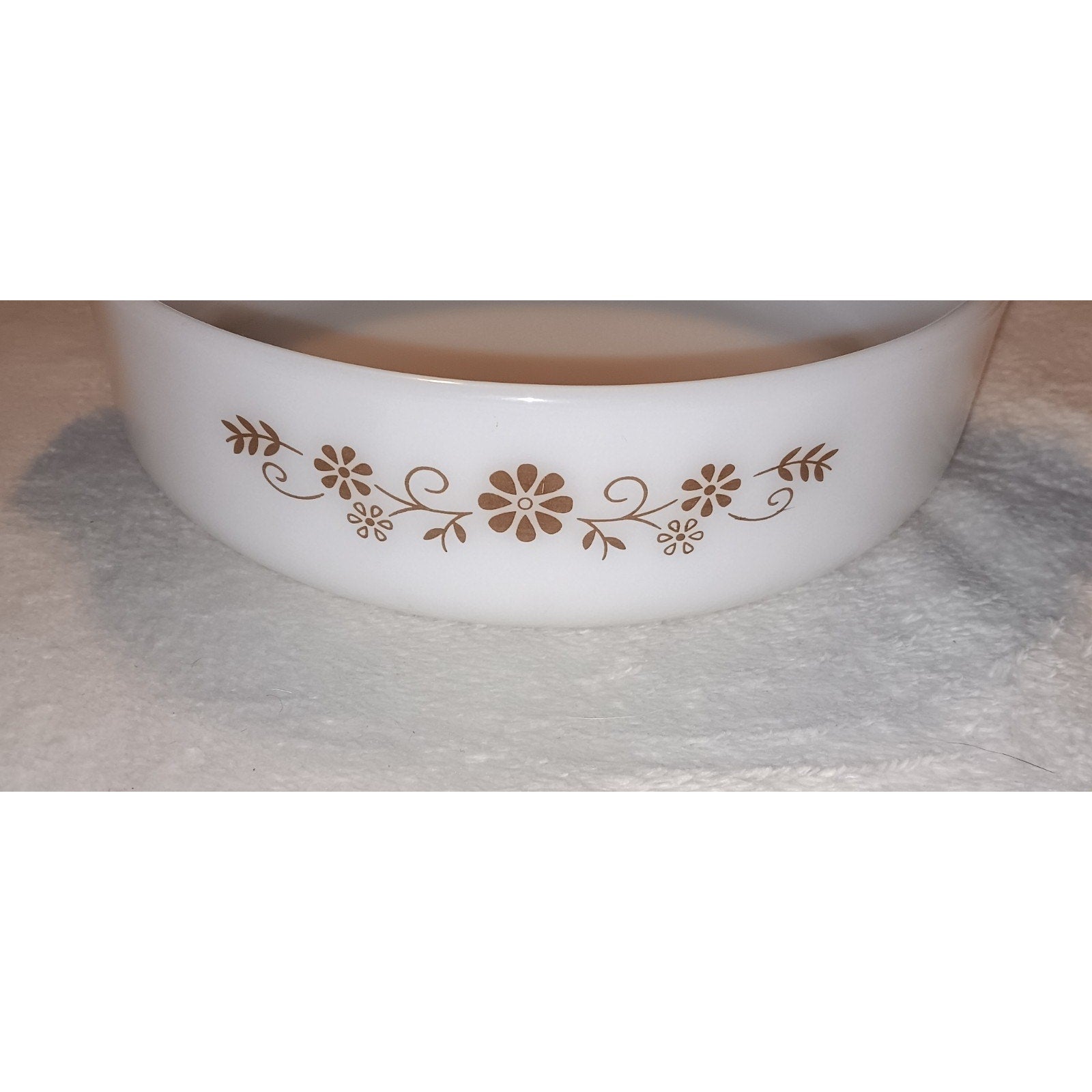 L@@k: Vintage Dynaware Pyr-O-Rey Round 8" Casserole Dish Brown Daisy Milk Glass