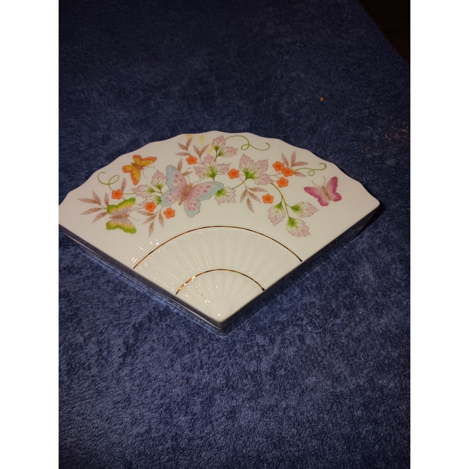 Vintage 1980 Avon White Porcelain Fan Shaped Butterfly Trinket Box w/ Flowers